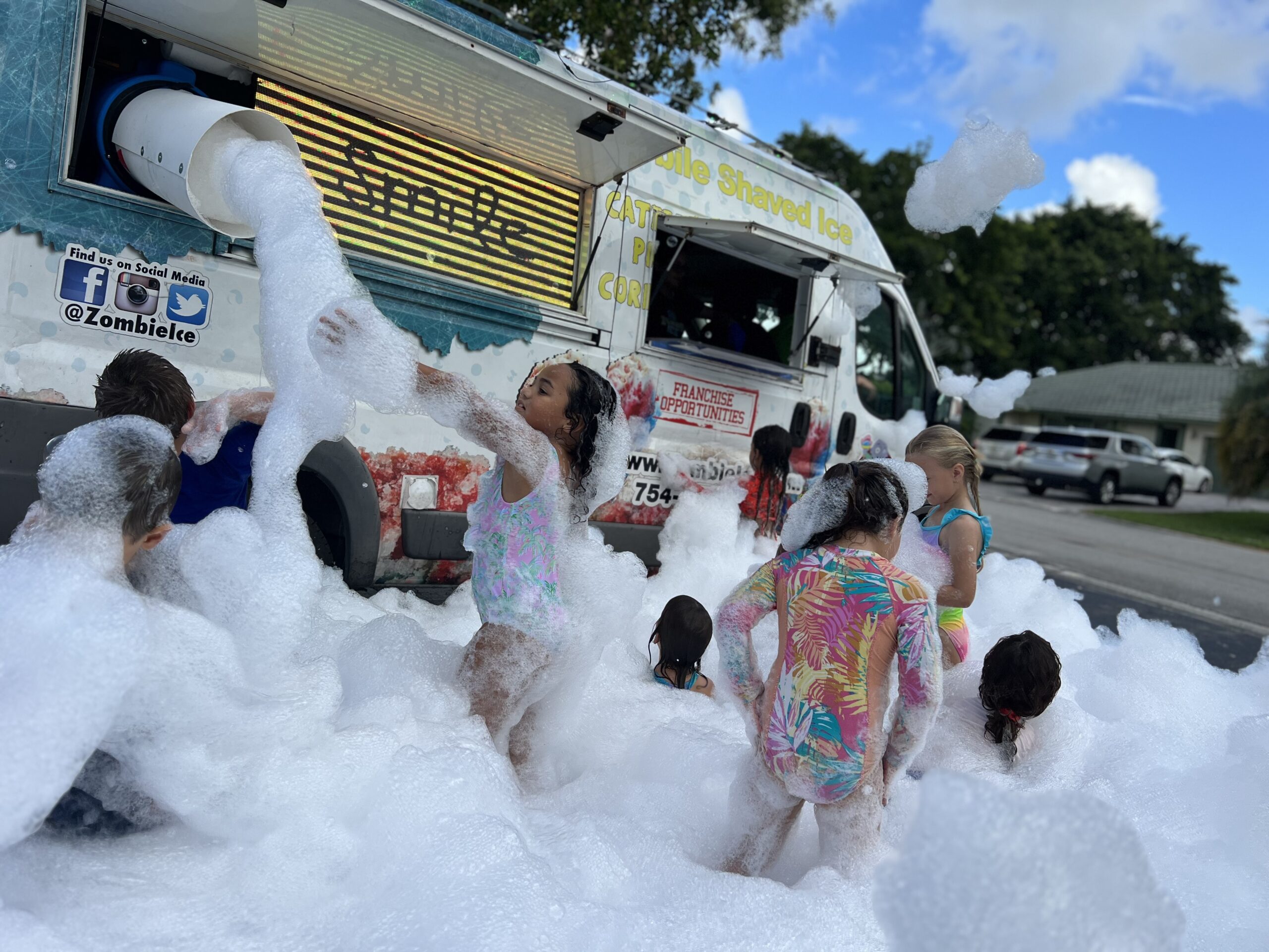 kids at the backyard with foam machine rental